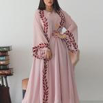 رداء نسائي شرقي طويل الأكمام مطرز باللون الوردي مزدوج الطبقات مع حجاب