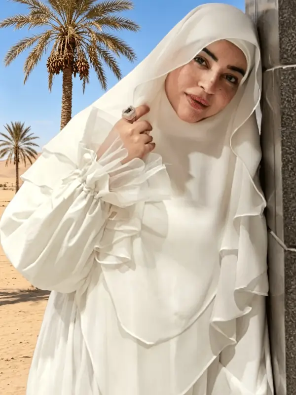 فستان زفاف أبيض على الطراز الفرنسي الكلاسيكي بأكمام طويلة، وتطريز دانتيل شفاف، وياقة على شكل قلب، وتنورة واسعة