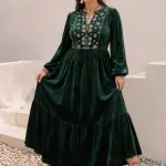 مقاس كبير - فستان أنيق بأكمام طويلة من المخمل الأخضر الداكن المزين بالرقع العتيقة بياقة على شكل حرف V، مناسب للخريف والشتاء وعطلات الصيف