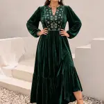 مقاس كبير - فستان أنيق بأكمام طويلة من المخمل الأخضر الداكن المزين بالرقع العتيقة بياقة على شكل حرف V، مناسب للخريف والشتاء وعطلات الصيف